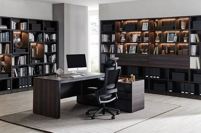 한샘의 바흐 701 월넛 책상세트. (사진=한샘)