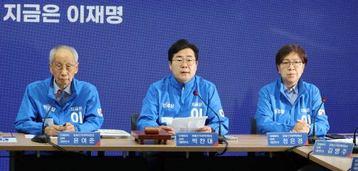 더불어민주당 박찬대 상임총괄선거대책위원장(가운데)이 2일 서울 여의도 중앙당사에서 열린 중앙선거대책위원회의에서 발언하고 있다. (사진=연합뉴스)