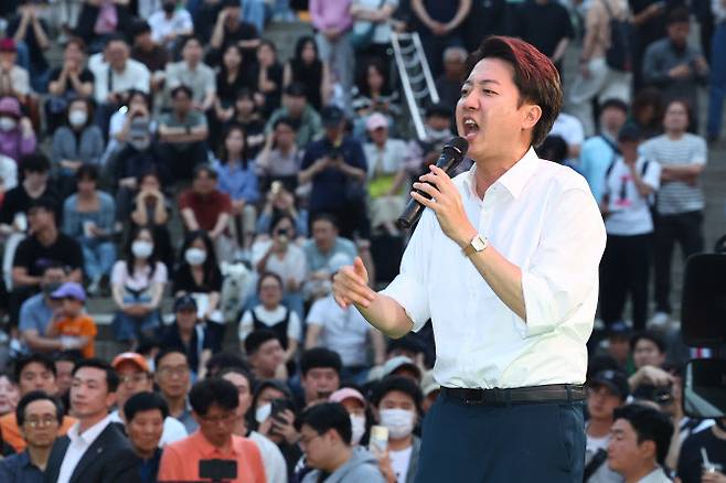 개혁신당 이준석 대선후보가 1일 저녁 서울역 앞 광장에서 유권자들에게 지지를 호소하고 있다.(사진 = 연합뉴스)