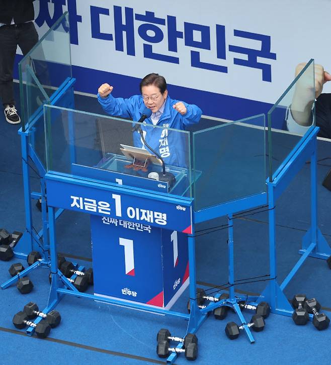 이재명 더불어민주당 대선 후보가 선거를 하루 앞둔 2일 경기 광명시 철산로데오광장에서 열린 유세에서 시민들에게 지지를 호소하고 있다.(사진=연합뉴스)