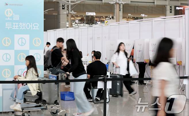 제21대 대통령선거 사전투표 둘째 날인 30일 인천공항국제공항에서 여행객들이 투표를 마치고 출국하고 있다. 2025.5.30/뉴스1 ⓒ News1 권현진 기자