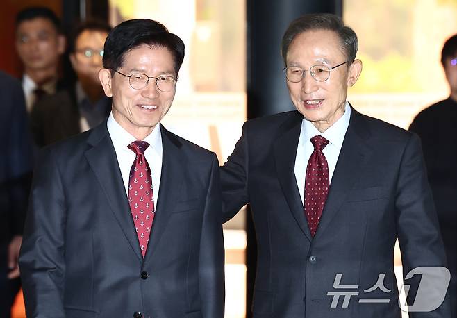김문수 국민의힘 대통령 후보와 이명박 전 대통령이 지난달 27일 서울 여의도의 한 호텔에서 회동하고 있다. 2025.5.27/뉴스1 ⓒ News1 김민지 기자