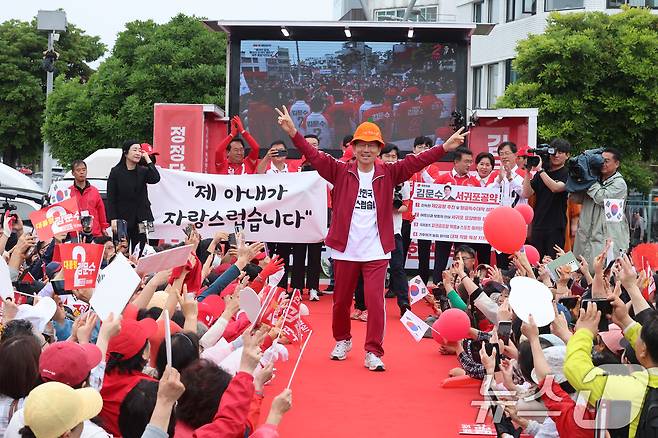 김문수, 제주 동문로터리 유세 (제주=연합뉴스) 박지호 기자 = 국민의힘 김문수 대선 후보가 2일 오전 제주시 동문로터리에서 유세를 하고 있다. 2025.6.2 jihopark@yna.co.kr (끝) 2025.6.2/뉴스1 ⓒ News1 오현지 기자