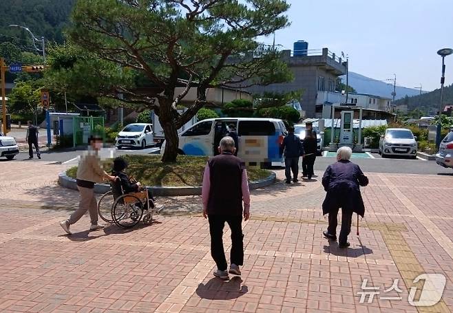 사전투표 기간 울산 울주군 두동면 행정복지센터에서 한 양로원 차량이 노인들을 태우고 있다.(민주당 울산 공명선거지원단 제공. 재판매 및 DB금지) /뉴스1