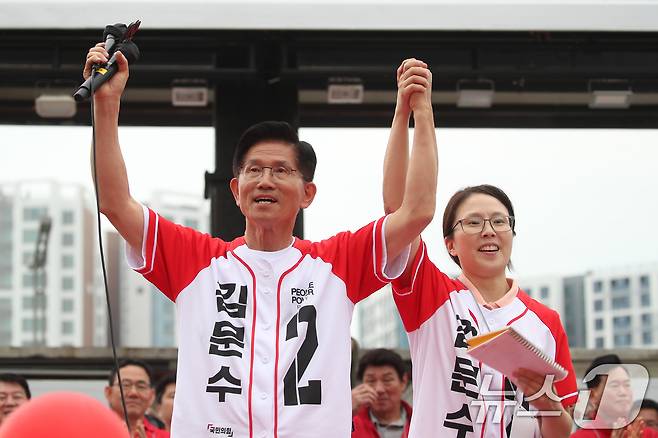 김문수 국민의힘 대통령 후보가 21대 대통령 선거를 하루 앞둔 2일 오후 대구 동구 동대구역 광장을 찾아 딸 동주 씨와 함께 지지를 호소하고 있다. 2025.6.2/뉴스1 ⓒ News1 공정식 기자