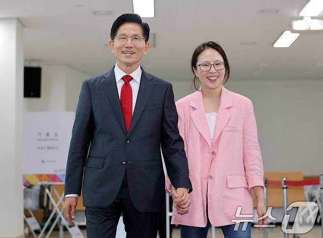 김문수 국민의힘 대통령 후보가 제21대 대통령 선거 사전투표 첫날인 29일 인천 계양구 계양1동 주민센터에 마련된 사전투표소에서 딸 김동주 씨와 함께 투표를 마친 후 나서고 있다. (공동취재) 2025.5.29/뉴스1 ⓒ News1 김민지 기자