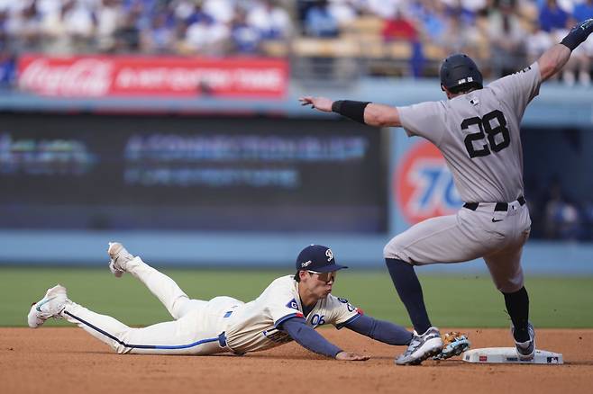 김혜성이 1일(한국시각) 3회초 수비 때 요빗 비바스의 직선타를 잡은 뒤 2루로 몸을 던져 글러브로 베이스를 찍으며 단독 더블플레이를 성공하고 있다. AP연합뉴스