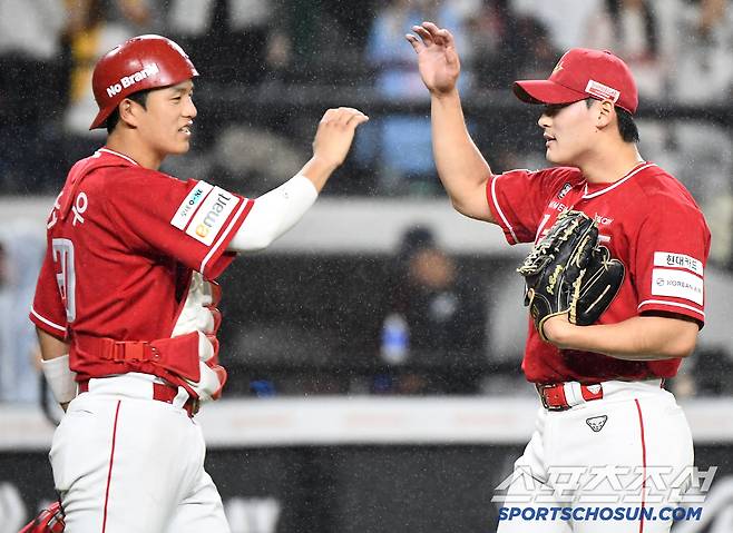 17일 대전 한화생명볼파크에서 열린 SSG-한화의 더블헤더 2차전. SSG가 5대2로 승리했다. 마무리 조병현과 조형우 포수가 하이파이브하고 있다. 대전=정재근 기자 cjg@sportschosun.com/2025..5.17/