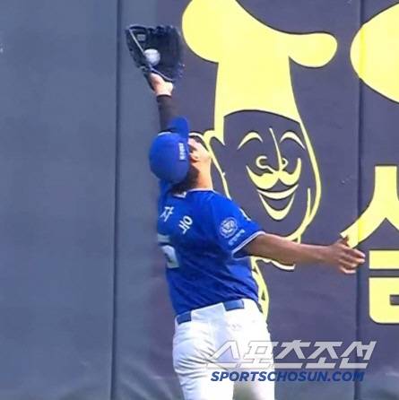 삼성 구자욱이 1일 LG전서 2회말 2사 2,3루서 박해민의 타구를 가까스로 잡아내고 있다. SPOTV 중계화면 캡쳐