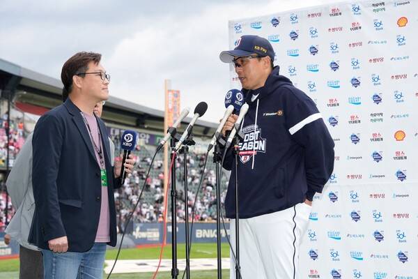 방송사와 인터뷰하는 이승엽 감독(오른쪽). ⓒ두산 베어스