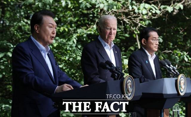 윤석열 전 대통령이 2023년 8월 18일(현지시간) 메릴랜드주에 위치한 미국 대통령 별장 캠프 데이비드에서 미국 조 바이든 전 대통령, 일본 기시다 후미오 전 총리와 공동기자회견을 하고 있다. /뉴시스