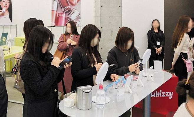패션·뷰티 기업들이 신진 브랜드 발굴과 육성에 힘을 쏟고 있다. 지난 3월 일본 도쿄에서 열린 무신사 뷰티 단독 팝업 스토어에서 일본 소비자들이 신진 브랜드 제품을 살펴보는 모습. /무신사