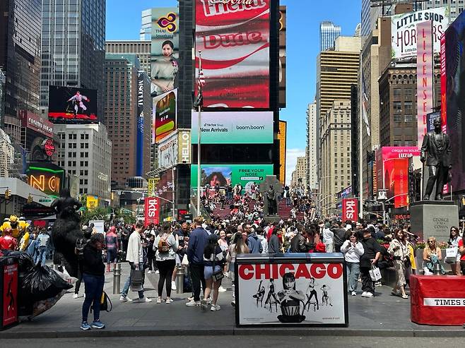 사진 왼쪽에 흑인 여성 조각상이 새로 세워졌다. 이 조각상은 기존에 있던 두 조각상(오른쪽 두 개)과 대비된다./윤주헌 특파원