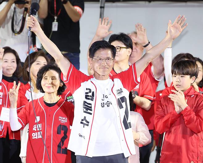 국민의힘 김문수 대선 후보(가운데)가 2일 서울시청 앞 서울광장에서 열린 피날레 유세에서 지지를 호소하고 있다. /연합뉴스