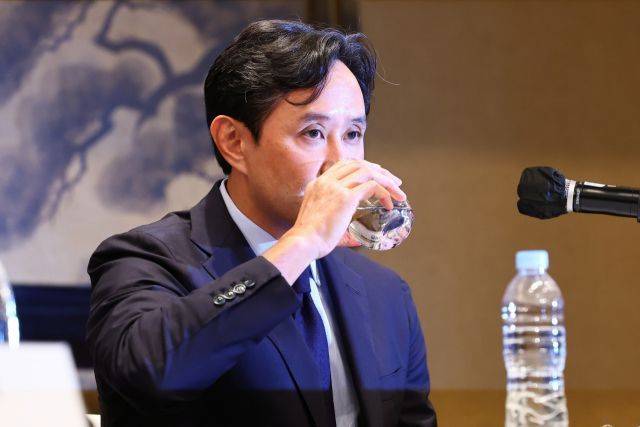 최윤범 회장이 고려아연 기자회견에 참석해 물을 마시고 있다. ⓒ연합뉴스