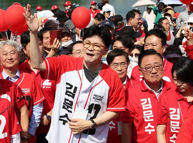 한동훈 전 국민의힘 대표가 25일 서울 송파구 석촌호수에서 김문수 국민의힘 대선 후보 지지를 호소하고 있다. 2025.05.25. 뉴시스