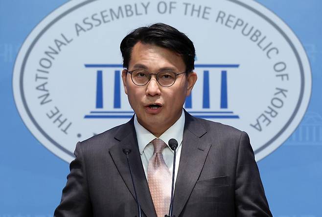 윤상현 국민의힘 의원이 3일 오전 서울 여의도 국회 소통관에서 윤석열 대통령 탄핵심판 선고 관련 기자회견을 하고 있다. 2025.04.03 서울=뉴시스