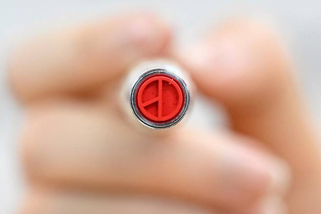 제21대 대통령 선거 본투표를 하루 앞둔 2일 서울 용산구 청파로 청파도서관·청파동자치회관 별관 대강당에 마련된 청파동 제1투표소에서 관계자가 기표용구를 들어 보이고 있다. 공동취재