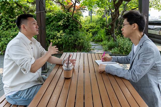 제30회 한겨레문학상 당선자인 소설가 김홍(왼쪽)이 지난 30일 오전 서울 마포구 한겨레신문사에서 진행된 인터뷰에서 자신의 소설관 등을 설명하고 있다. 박승화 선임기자