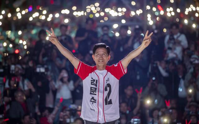 제21대 대통령 선거를 하루 앞둔 2일 김문수 국민의힘 대통령 후보가 서울광장에서 열린 마지막 총유세에서 손을 들어 인사하고 있다. 공동취재사진