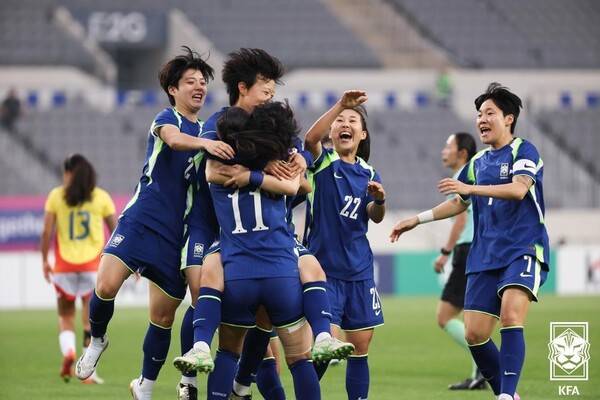 한국 여자 축구대표팀 선수들이 2일 경기도 용인 미르스타디움에서 열린 콜롬비아와 2차 평가전에서 선제골을 넣은 뒤 기뻐하고 있다. 대한축구협회 제공