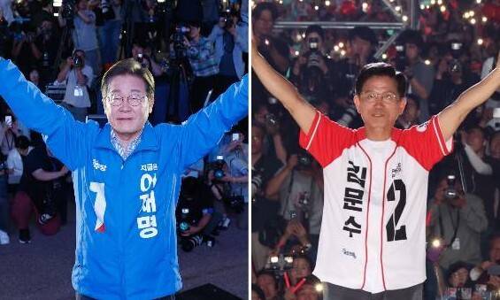 제21대 대통령 선거를 하루 앞둔 2일 이재명 더불어민주당 대통령 후보(왼쪽)와 김문수 국민의힘 대통령 후보가 마지막 집중유세에서 손을 들어 인사하고 있다. 공동취재사진