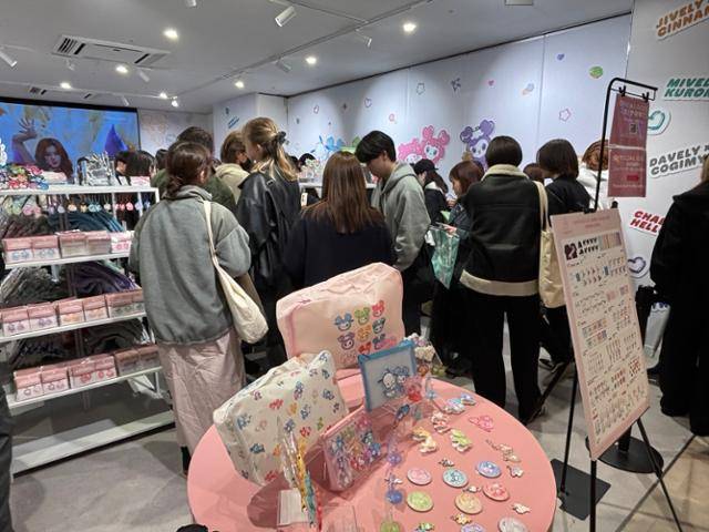 한국 아이돌 그룹 트와이스 일본 팬들이 3월 29일 도쿄 시부야 소재 쇼핑몰 시부야109에 마련된 트와이스 팝업 매장에서 굿즈를 사고 있다. 도쿄=류호 특파원