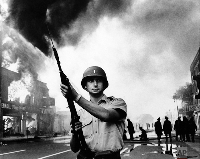 1967년 여름, 폭동으로 폐허처럼 바뀐 디트로이트의 한 거리를 지키고 선 미시간주 방위군 병사. AP 연합뉴스