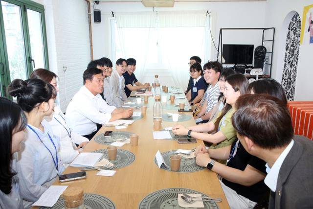 이학수 전북 정읍시장이 지난달 28일 임용 1년 미만의 신규 공무원들과 '브런치 소통·공감 토크' 시간을 가졌다. 정읍시 제공