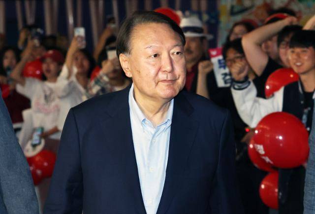 윤석열 전 대통령이 지난달 21일 서울 메가박스 동대문에 영화 ‘부정선거, 신의 작품인가’ 관람을 위해 들어서고 있다. 뉴스1