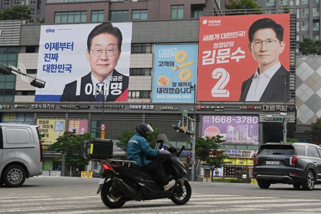 제21대 대통령선거를 하루 앞둔 2일 경기 의왕시 한 주상복합 건물 외벽에 이재명 더불어민주당 대선 후보, 김문수 국민의힘 대선 후보의 대형 현수막이 걸려 있다. 뉴시스