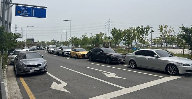 반달섬 내부 3차선 도로가 주정차된 차들로 인해 한 개 차로만 뚫려 있다. 사진=손주형 기자