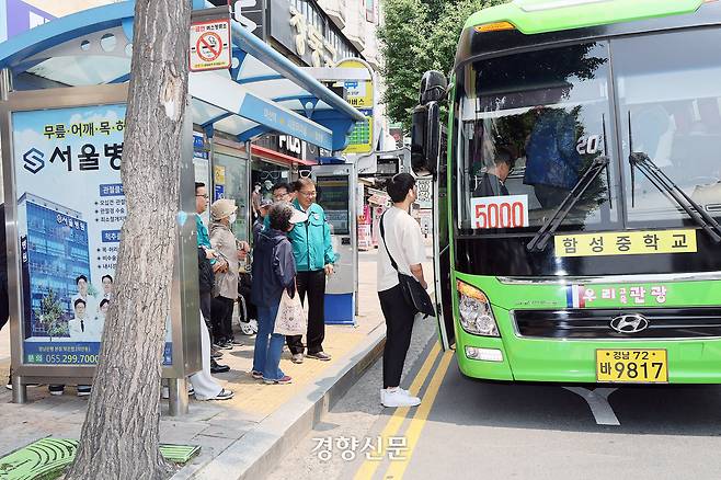 경남 창원시내버스 파업으로 대체수단인 전세버스가 운행되고 있다. 경향신문 자료사진