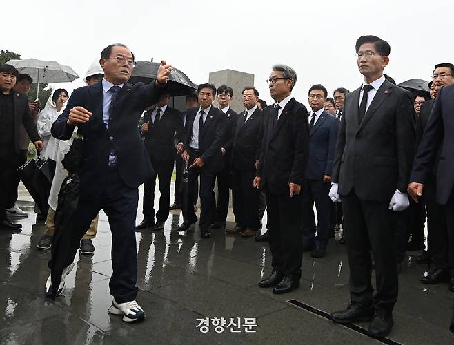 제주 4·3 사건 유가족이 2일 오전 제주4·3평화공원에 참배를 하러온 김문수 국민의힘 대선후보에게 과거 발언에 대해 항의하고 있다. 한수빈 기자