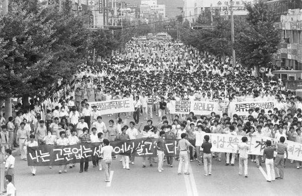 1987년 6월항쟁 당시 전북 전주사 팔달로 코아백화점과 중앙성당 앞에서 시민들이 집회하고 있다. 6·10민주항쟁기념 전북행사위원회 제공