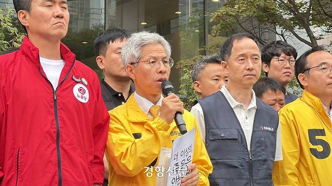 권영국 민주노동당 대선 후보가 2일 ‘파리바게뜨 노동자 힘내라 공동행동’이 주최한 기자회견에 참석해 발언하고 있다. ‘공동행동’ 제공