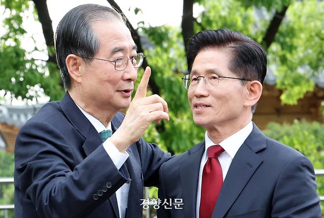 김문수 국민의힘 대선 후보(오른쪽)와 한덕수 전 총리가 지난달 8일 국회 사랑재앞 카페에서 후보 단일화 관련 면담을 하고 있다. 박민규 선임기자