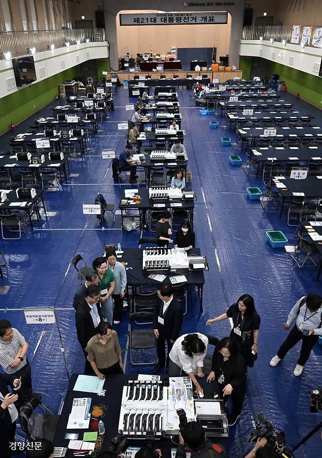 개표 설비 준비 제21대 대통령 선거를 하루 앞둔 2일 서울 용산구 신광여자고등학교에 마련된 개표소에서 선거관리위원회 직원들이 개표 설비를 준비하고 있다. 서성일 선임기자 centing@kyunghyang.com