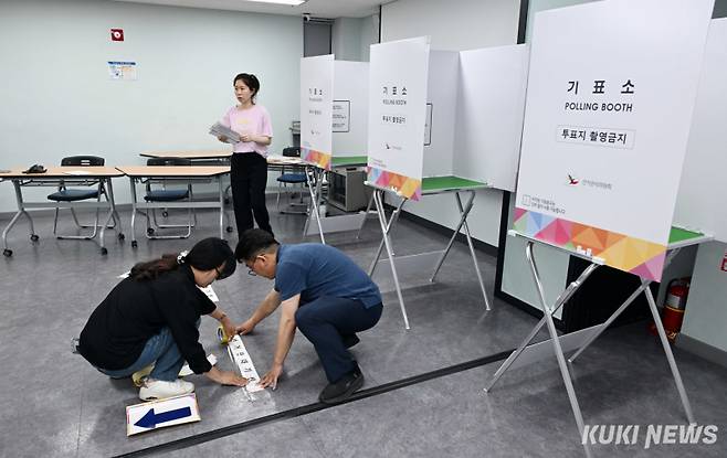 선거 당일 오후 8시 투표가 마감되면 개표는 오후 8시 30∼40분께부터 시작되며 총 254곳의 개표소가 설치되고 7만여명의 개표 인력이 투입된다. 개표 참관인은 구·시·군마다 후보자를 추천한 정당은 6명, 무소속 후보자는 3명씩 배치한다.