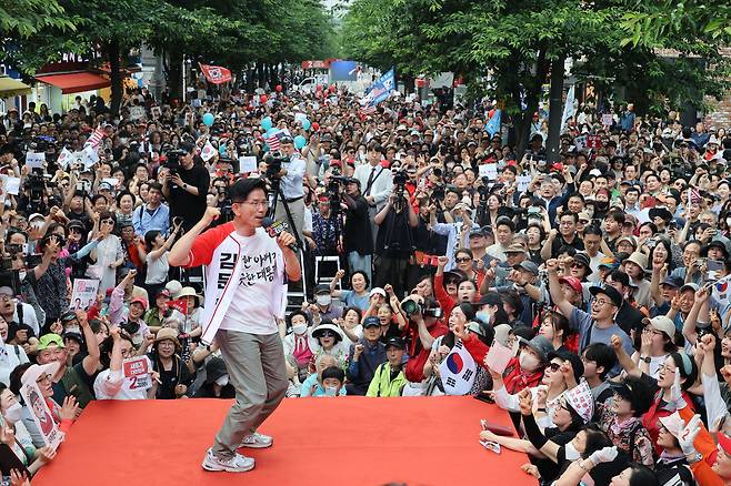 국민의힘 김문수 대선 후보가 1일 서울 서대문구 신촌역에서 열린 집중유세에서 지지를 호소하고 있다. 공동취재사진