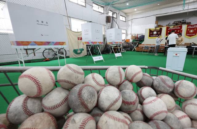 제21대 대통령선거를 하루 앞둔 2일 중구 청구초등학교 실내야구연습장에서 관계자들이 투표소를 설치하고 있다. 연합뉴스