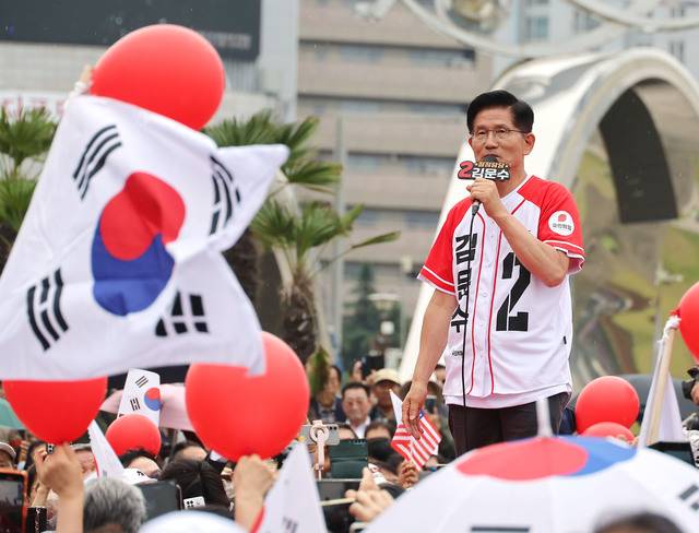 국민의힘 김문수 대선 후보가 제21대 대통령선거 선거일을 하루 앞둔 2일 경북 대구에서 유세하고 있다. 연합뉴스