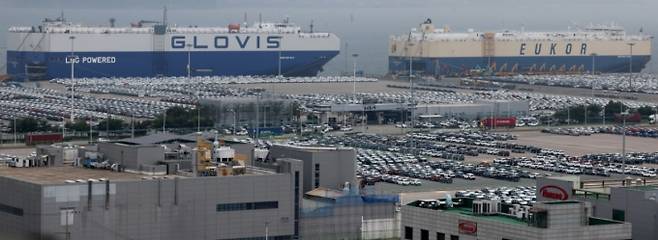 경기 평택항 자동차 전용부두에 수출 차량이 세워져 있다. /사진=뉴시스