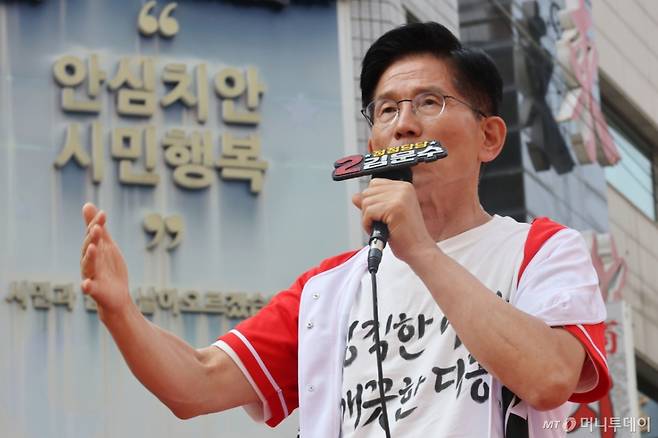 (의정부=뉴스1) 이광호 기자 = 김문수 국민의힘 대통령 후보가 1일 오후 경기도 의정부시 거리 유세에서 시민들에게 지지를 호소하고 있다. 2025.6.1/뉴스1 Copyright (C) 뉴스1. All rights reserved. 무단 전재 및 재배포, AI학습 이용 금지. /사진=(의정부=뉴스1) 이광호 기자