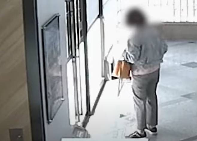 우연히 은행에 들어온 현직 경찰관이 검사를 사칭한 보이스피싱에 당해 현금인출기에서 서성이고 있던 60대 여성을 구했다./사진=경찰청 유튜브 갈무리