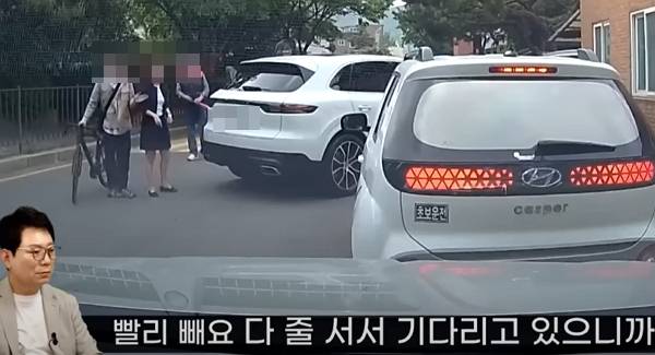 자전거로 서 있던 공영주차장 줄을 차로 바꿔치기하려던 부부가 뭇매를 맞고 있다. 사진은 경복궁 인근 공영주차장에 들어가기 위해 줄을 선 가운데 끼어들기 문제로 시민들이 다투는 모습. /사진=유튜브 채널 '한문철 TV' 캡처