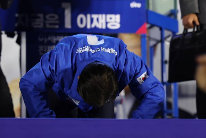 이 후보는 유세 말미에 애국가를 4절까지 제창하고 큰절을 올리는 것으로 21일의 공식 선거운동을 마무리했다. 사진은 이재명 더불어민주당 대통령 후보가 제21대 대통령선거를 하루 앞둔 2일 오후 서울 영등포구 여의도공원에서 열린 마지막 유세에서 시민들에게 큰절을 하고 있는 모습. /사진=뉴스1