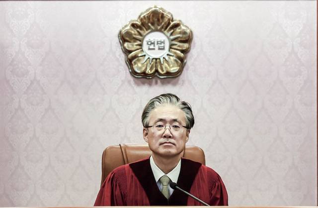 김형두 헌법재판소장 권한대행이 1월 13일 서울 종로구 헌재 대심판정에서 열린 한덕수 당시 국무총리 탄핵심판 첫 변론준비기일에 참석해 자리에 앉아 있다. 뉴시스