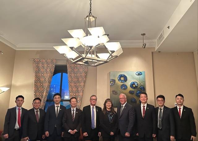 지난달 말 캐나다 최대 방산 전시회 CANSEC(캔섹) 2025를 방문한 강환석(왼쪽 네번째)방사청 차장이 캐나다 상원의원과 면담 후 기념촬영하고 있다. 왼쪽 다섯번째부터 마이클 맥도널드 상원의원, 연아 마틴 상원의원, 존 맥네어 상원의원. 방위사업청 제공