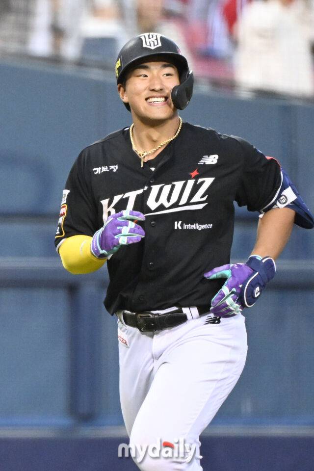 17일 서울 잠실야구장에서 열린 '2025 신한 SOL BANK KBO리그' KT 위즈와 LG 트윈스 더블헤더 1차전 경기. KT 안현민이 9회초 1사 1-2루에 쓰리런을 친 뒤 그라운드를 돌고 있다./마이데일리